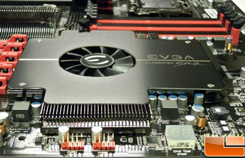 Disipadores y ventilador encima del chipset y chip de nVidia NF200 de la Placa Madre EVGA SR-2 (Super Record 2).